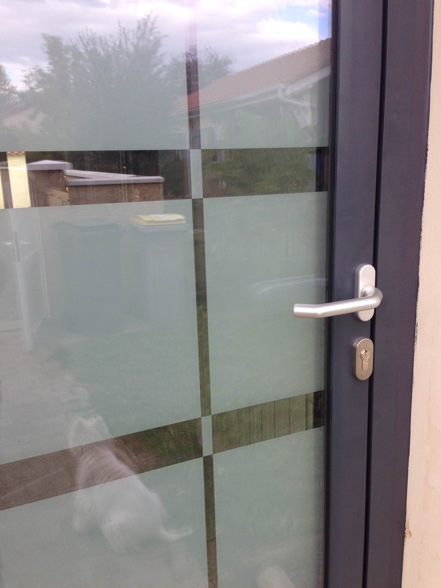 Les portes d'entrée aluminium réalisés par Isolation confort ( Lyon ) peuvent être vitrée, semi vitrée ou pleine