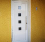 Installation d'une porte pallière blindée avec barre