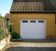 Réalisation porte de garage en PVC avec vitres