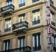 Pose sur façade d'un hôtel fenêtre en PVC