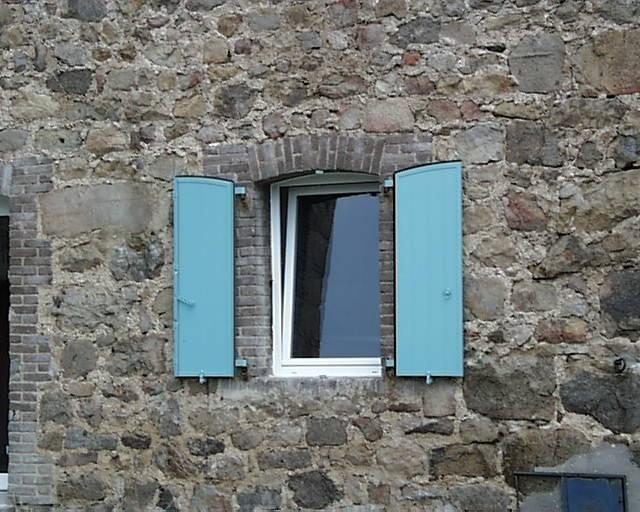 Réalisation volets battants PVC bleu et fenêtre PVC